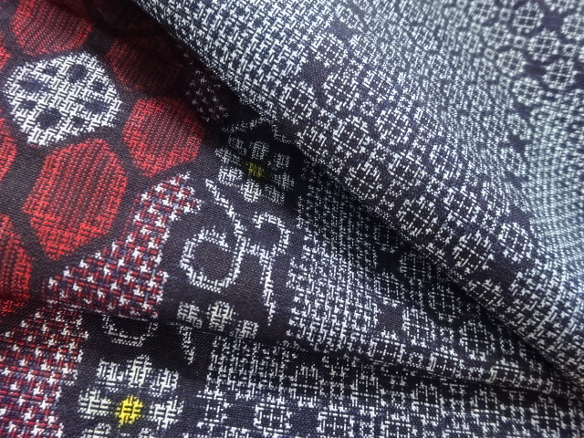  アンティーク　華紋織り出し本場正藍泥染大島紬着物(割り込み絣)